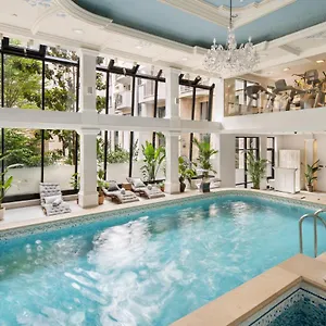 ***** Hotel Queen's Court & Hungria